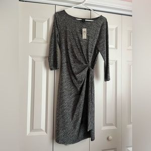 3/4 length sleeve. Gray heathered dress. Stretchy/comfortable. Very flattering.
